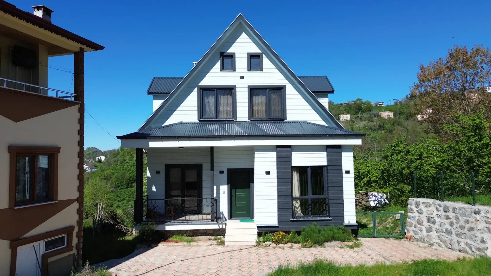 Modern Köy Evi ve Villa projesinin tamamlanan ön cephesi